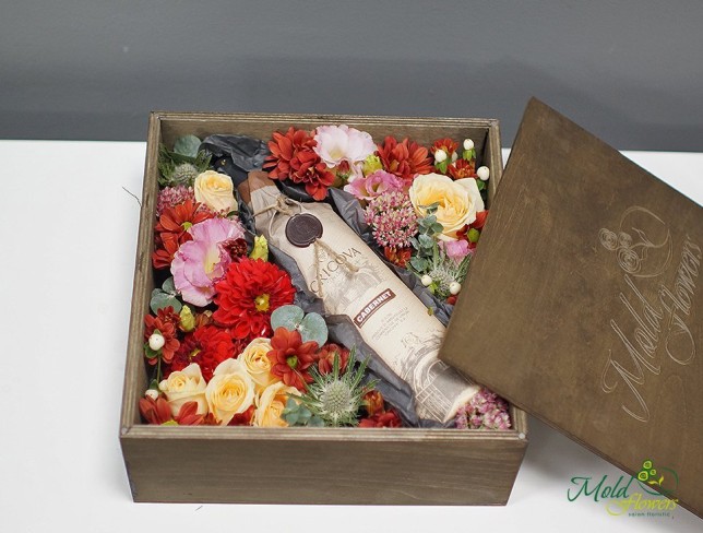 Деревянная коробка с розами, хризантемой, эустомой и вином Фото